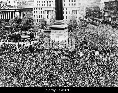 V – E Day Feierlichkeiten in Trafalgar Square, London, 7. Mai 1945. Sieg in der Europa-Tag, dem 2. Weltkrieg. (BSLOC 2014 8 104) Stockfoto