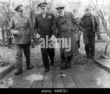 General Dwight Eisenhower mit Premierminister Winston Churchill. Links ist General Sir Alan Brooke und auf der rechten Seite ist die RAF General Sir Arthur Tedder. Ca. 1943-45. Weltkrieg 2. (BSLOC 2014 8 113) Stockfoto