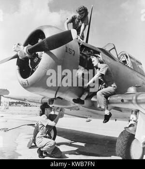 Navy's WAVE Aviation machinist Gehilfen, arbeiten auf einer North American Aviation SNJ Ausbildung Ebene. Jacksonville Naval Air Station, 1944. Weltkrieg 2. (BSLOC 2014 10 208) Stockfoto