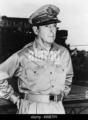 General Douglas Macarthur in den letzten Tagen des Zweiten Weltkrieges, am 24. August. 1945. Innerhalb eines Monats wurde er zum Oberbefehlshaber der Alliierten Mächte in Japan, die Besetzung und Wiederaufbau des besiegten Nation zu beaufsichtigen. (BSLOC 2014 8 123) Stockfoto