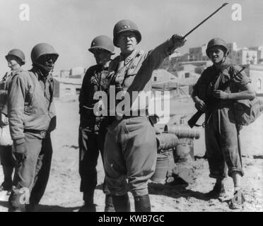 Lt. General George Patton führenden Invasionstruppen in Sizilien. 11. Juli 1943 während des 2. Weltkrieges. (BSLOC 2014 8 127) Stockfoto