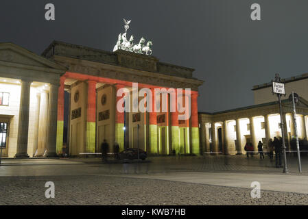 Brandenburger Tor in den Farben der deutschen Flagge. Stockfoto