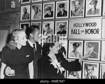 Wand der Ehre in den Hollywood Kantine für Soldaten während des Zweiten Weltkrieges 2. Unterhaltsam Truppen Marlene Dietrich, Bob Hope und Bette Davis waren sehr aktiv "Krieg der Arbeitnehmer zu Hause und in Kampfzonen. Akteure dargestellt an der Wand des Honer gehören: Clark Gable, Ronald Reagan, Robert Montgomery, Cesar Romero, John Ford, 1943. Van Heflin, Alan Ladd, Robert Cummings und George Montgomery. (BSLOC 2014 10 241) Stockfoto