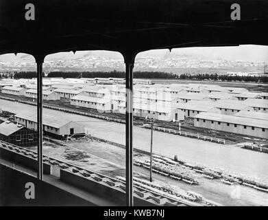 Bau von Kasernen für japanische Amerikaner während des Zweiten Weltkrieges interniert. Temporäre assembly Center im Bau im tanforan Rennstrecke in San Bruno, Kalifornien. Ca. April 1944. (BSLOC 2014 10 251) Stockfoto