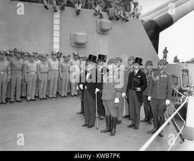 Japanischen Kapitulation unterzeichnet haben, kommen Sie an Bord der USS Missouri in der Bucht von Tokio. Japanische Außenminister Mamoru Shigemitsu, vorne mit Top hat, wäre die Kapitulation unterzeichnen. Sept. 2, 1945. Weltkrieg 2. (BSLOC 2014 10 258) Stockfoto
