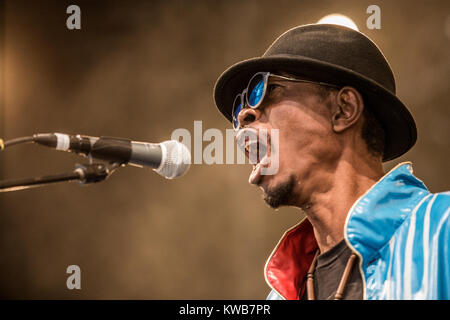 Die afrikanische Musiker und kongolesischen Sänger Jupiter Bokondji führt ein Live Konzert mit seiner Band Okwess International bei den Danish Music festival Roskilde Festival 2015. Dänemark, 02/07 2015. Stockfoto