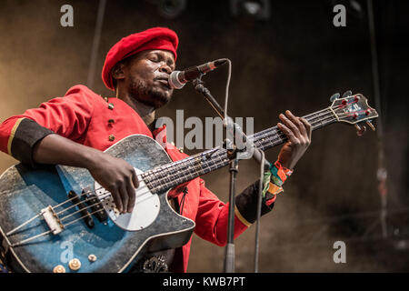 Die afrikanische Musiker und kongolesischen Sänger Jupiter Bokondji führt ein Live Konzert mit seiner Band Okwess International bei den Danish Music festival Roskilde Festival 2015. Hier Bassist der Band ist live auf der Bühne dargestellt. Dänemark, 02/07 2015. Stockfoto