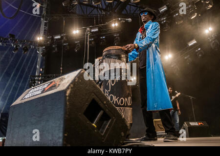 Die afrikanische Musiker und kongolesischen Sänger Jupiter Bokondji führt ein Live Konzert mit seiner Band Okwess International bei den Danish Music festival Roskilde Festival 2015. Dänemark, 02/07 2015. Stockfoto