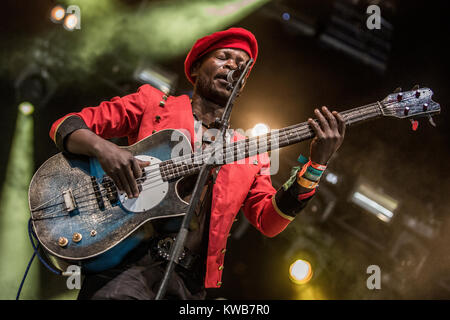 Die afrikanische Musiker und kongolesischen Sänger Jupiter Bokondji führt ein Live Konzert mit seiner Band Okwess International bei den Danish Music festival Roskilde Festival 2015. Hier Bassist der Band ist live auf der Bühne dargestellt. Dänemark, 02/07 2015. Stockfoto