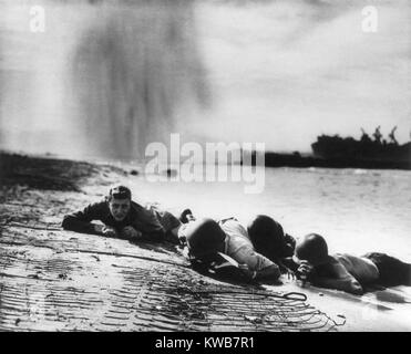 Us-Küstenwache und Marine Beach Bataillon umarmen den italienischen Strand während der deutschen Bombenangriffe. Die Alliierten brückenkopfes am Golf von Salerno und die Fortschritte wurden durch starke deutsche Widerstand bestritten. Okt. 1943. Paestum, Italien. Weltkrieg 2. (BSLOC 2014 10 26) Stockfoto