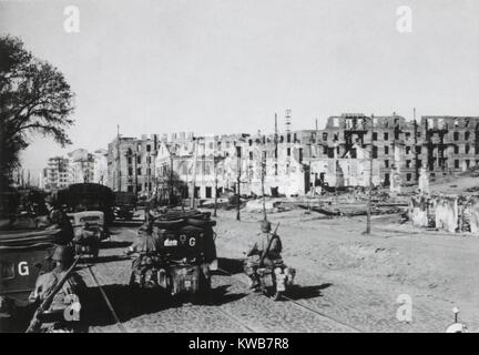 Deutsches Zentrum Armee Minsk am 25. Juni 1941 gefangen, in Operation Barbarossa. Die Bevölkerung der Sowjetischen (Russischen) Stadt mit 300.000 war bis zum Ende des 2. Weltkriegs auf 50.000 reduziert. (BSLOC 2014 8 17) Stockfoto