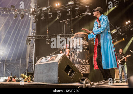 Die afrikanische Musiker und kongolesischen Sänger Jupiter Bokondji führt ein Live Konzert mit seiner Band Okwess International bei den Danish Music festival Roskilde Festival 2015. Dänemark, 02/07 2015. Stockfoto