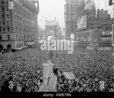 Massive Menge versammelt auf dem Times Square, 15. August 1945 die Kapitulation Japans, zu feiern. Dem 2. Weltkrieg. (BSLOC 2014 10 265) Stockfoto