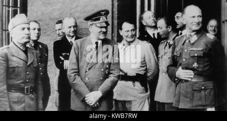Adolf Hitler, trug einen Verband an seiner linken Hand aus einem Attentat vom 20. Juli 1944. L-R: Mussolini, Martin Borman, nicht identifizierte, Adm. Doenitz, Hitler, Göring, Hermann Fegelein, und Bruno Loerzer. Weltkrieg 2. (BSLOC 2014 8 173) Stockfoto