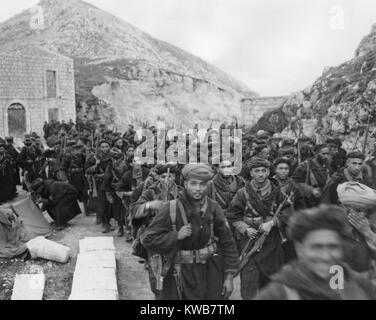 Französische marokkanische Soldaten, genannt 'Goums', in Letino, Italien (Provinz Caserta nördlich von Neapel). 2 Marokkanische Division, VI-Korps, tragen traditionelle amerikanische Uniformen und Ausrüstung mit sich führen. Dez. 7, 1943. Weltkrieg 2. (BSLOC 2014 10 27) Stockfoto