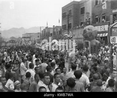 V-J Day (Sieg über Japan) ist in Chongqing (chungking), China gefeiert. Traditionelle Chinesische gute - Glück, Drache, das sich durch die Straßen am Ende von Weltkrieg 2. (BSLOC 2014 10 273) Stockfoto