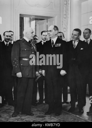 Botschafter William Leahy, die Anmeldeinformationen zu Marschall Petain, in Vichy, Frankreich. Juli 8, 1941. Die Anerkennung des Vichy-regimes umstritten, es gemacht wurde die französische Aus starke Allianz mit dem nationalsozialistischen Deutschland zu halten. Weltkrieg 2. (BSLOC 2014 8 194) Stockfoto