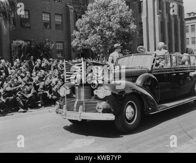 Präsident Harry Truman zu Soldaten im Pazifik Kampf verwundet. Seiner Limousine übergibt den Rasen am Hamilton Feld Krankenhaus in der Nähe von San Rafael, Kalifornien. Truman war in San Francisco die Charta der Vereinten Nationen unterzeichnen Zeremonien. April 26, 1945. Weltkrieg 2. (BSLOC 2014 8 197) Stockfoto