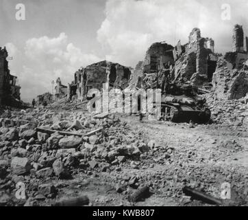 Scharfschützen der Deutschen 362 Infanterie nach Ihre Munition gab. Die Aktion in Cisterna war Teil der Alliierten Ausbruch aus dem Brückenkopf von Anzio und die Vorauszahlung nach Rom. Mai 25, 1944. Weltkrieg 2. (BSLOC 2014 10 31) Stockfoto