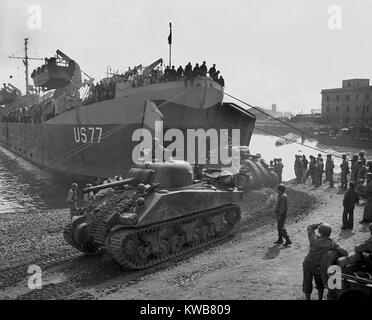 Us Sherman Panzer verlassen eine Landung Schiff in Trapani Hafen, Mai 1944. Während kostspielige Bekämpfung fort, US-Streitkräfte auf dem Anzio Beach Head für die Vorauszahlung auf Rom erbaut und nach Norden schieben. Weltkrieg 2. (BSLOC 2014 10 32) Stockfoto