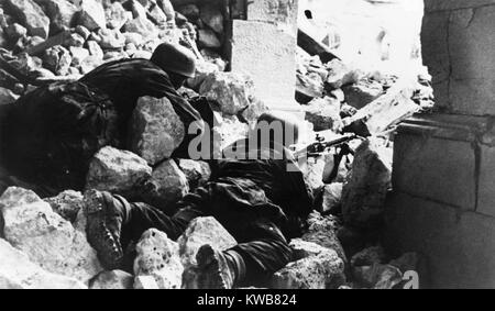 Deutsche Fallschirmjäger in einem Zerbombten Turm im Kloster von Montecassino, Italien. Sie hielten sich bis gegen die alliierten Streitkräfte bis Mai 18, 1944. Weltkrieg 2. (BSLOC 2014 10 43) Stockfoto