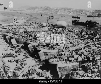 Invasion der Alliierten Schiffe in einem südlichen italienischen Hafen mit Fahrzeugen und Zubehör geladen wird. Sie Angriff an der Südküste Frankreichs, in der Operation Dragoon am 15 August, 1944. Schutzmaßnahmen wie Sperrfeuer Luftballons schweben über dem anchorage. Weltkrieg 2. (BSLOC 2014 10 55) Stockfoto