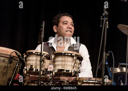 Die venezolanische Jazz Musiker und Percussionist Luisito Quintero führt mit Chick Corea & die Gebetsvigil in Copenhagen Jazz Festival 2013 im Tivoli Congress Center in Kopenhagen. Dänemark, 02/07 2013. Stockfoto