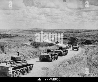 Konvoi der Sowjetischen (Russischen) Tanks in Rumänien während der Annexion von Bessarabien, Rumänien, 1940. Bessarabien, war einer von mehreren osteuropäischen Regionen, die von der UDSSR besetzten nach den Bestimmungen des NS-sowjetischen Nichtangriffspakt Pakt von 1939. Weltkrieg 2. (BSLOC 2014 8 23) Stockfoto