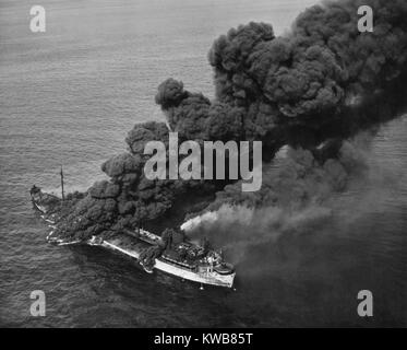 Ein torpediert Amerikanischen Tanker brennt es nach einer Achse U-Boot angreifen. Mitglieder der Besatzung brachte den Brand unter Kontrolle und das Schiff wurde bis Hafen bei der Instandsetzung geschleppt. Ca. 1942-43. Weltkrieg 2. (BSLOC 2014 10 66) Stockfoto