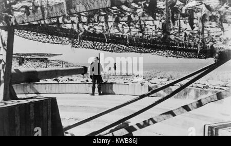 Deutsche Soldaten bewachen tarnen überdachte Batterien auf der Atlantikwall. Ca. 1943 / 44. Dem 2. Weltkrieg. (BSLOC 2014 10 73) Stockfoto