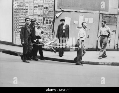 F.F.I. (Französische Streitkräfte des Inneren) Partisan erfolgt auf Keilrahmen, möglicherweise in Paris. Andere Männer mit Pistolen, Spaziergang entlang. Ca. July-Aug. 1944. Weltkrieg 2. (BSLOC 2014 10 85) Stockfoto