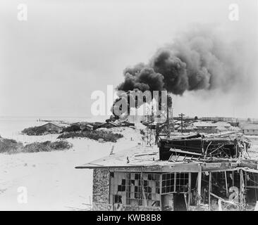 Rauch, die bei der Verbrennung von Öl Tanks auf der Sandinsel, Midway, nach japanischen Luftangriff, 4. Juni 1942. Dies war der Beginn der zweitägigen Schlacht um Midway, die in einer entscheidenden US-Sieg und den Rückzug der japanischen Truppen geführt. Weltkrieg 2. (BSLOC 2014 10 97) Stockfoto