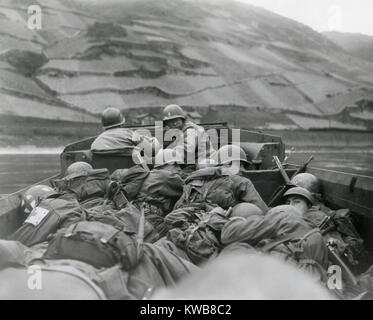 Amerikanische Soldaten machen Kreuzung Rhein bei Oberwesel, in amphibische Fahrzeug "UKW". Die 89th Division, 3rd U.S. Army. März 29, 1945. Deutschland, Weltkrieg 2. (BSLOC 2014 8 69) Stockfoto