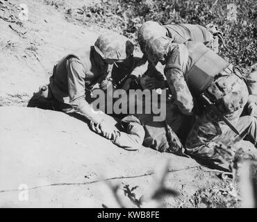 Us-Marine auf Haken Ridge, Mai 28 - 29, 1953 verwundet. In den letzten Monaten vor der Waffenstillstand unterzeichnet wurde, Kommunisten Truppen erneuert bittere Kämpfe abschließenden Boden und Sieg Ansprüche zu gewinnen. Koreakrieg, 1950-1953. (BSLOC 2014 11 126) Stockfoto