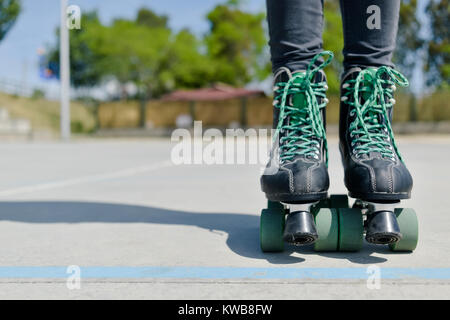 Nahaufnahme von den Füßen eines jungen kaukasischen tragen Quad skates im Freien, mit einem negativen Raum auf der linken Seite Stockfoto