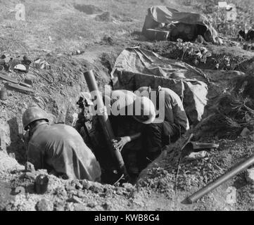 Marines Feuer ein 81 mm Mörser in der Schlacht von OBONG-ni Ridge, August 17-19, 1950. Es war Teil der ersten Schlacht der Naktong Fluss (Aug. 2-19) in der Schlacht von Pusan Perimeter. Koreakrieg, 1950-1953. (BSLOC 2014 11 13) Stockfoto