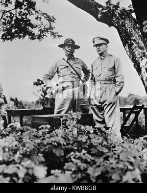 General Douglas MacArthur (rechts) hier mit Major General Jonathan Wainwright in den Philippinen vor dem Zweiten Weltkrieg 2. Ca. 1940/41. Wainwright wurde Alliierte Befehlshaber in den Philippinen, wenn MacArthur in Australien bestellt wurde. Beaufsichtigte er Widerstand und endgültige Hingabe seiner Kräfte in Japan im Juni 1942. (BSLOC 2014 11 131) Stockfoto