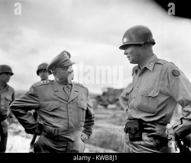 Allgemein Walton Walker (links), Kommandant der 8. Armee im Juli 1950. Auf der Grundlage seiner japanischen Armee schnell Fuß gefasst in Südostasien Koreanisch die Koreanische Invasion zu begegnen. Auf der rechten Seite ist Major General William Dean, US-Kommandeur der Bodentruppen in Korea. Dean war durch die Nordkoreaner später im Juli gefangen. Koreakrieg, 1950-1953. (BSLOC 2014 11 143) Stockfoto