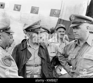 Allgemeine Lawton Collins (rechts), US-Generalstabschef, Ankunft in Südkorea. Auf der linken Seite sind die allgemeinen Walton Walker und Brig. General John Kirche. Juli 1950. Koreakrieg, 1950-1953. (BSLOC 2014 11 144) Stockfoto