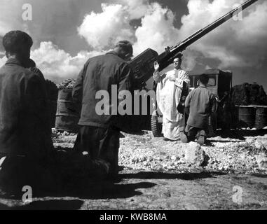 Kaplan feiert Messe für Soldaten an Bolo Punkt, Okinawa. 19. Juli 1951. Korea-Krieg 1950-53. (BSLOC 2014 11 156) Stockfoto