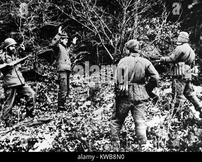 Zwei UN-Soldaten (vermutlich die USA) durch nordkoreanische Soldaten gefangen. Wahrscheinlich in Südkorea, Ca. July-Oct. 1950. Häftlinge, die von Nordkoreaner in den ersten sechs Monaten des Krieges genommen gegenüber rauen und häufig tödlichen, Behandlung von Koreanern, die sie gefangen weggeführt. Koreakrieg, 1950-1953. (BSLOC 2014 11 162) Stockfoto