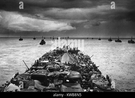 Eine LST (Landing Ship Tank) auf dem Weg zur Invasion des Kap Sansapor, Neuguinea. Es ist durch die Spalten von Truppe gefolgt - verpackte LCIs (Landing Craft Infanterie) je 200 Soldaten. Juli 30-31, 1944. GIs behauptete, dass "LST" als Abkürzung für "Große langsam Ziel". Niederländisch Neuguinea, Weltkrieg 2. (BSLOC 2014 10 108) Stockfoto