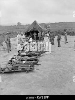 Wurf Fälle von Nordkoreanischen Krieg Kriegsgefangenen, die während des Betriebes wenig Switch ausgetauscht werden. Sie sind an die kommunistische Empfangsstelle in Panmunjom, Korea. April-mai 1953. Koreakrieg, 1950-1953. (BSLOC 2014 11 174) Stockfoto