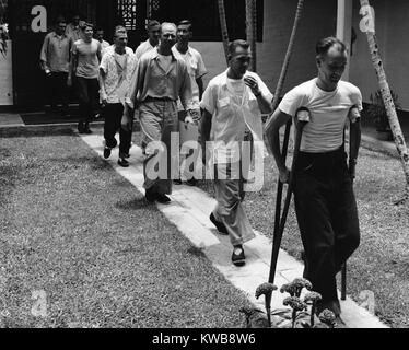 Der 11-Mann B-29 Crew unter dem Kommando von Oberst John Arnold von Chinesischen am Aug 4, 1955 veröffentlicht. Sie wurden erschossen, Jan. 12, 1953 beim Fallenlassen propaganda Blättchen über Nordkoreanische in der Nähe der chinesischen Grenze. In Gefangenschaft waren sie geistig und körperlich gefoltert, vor Gericht gestellt und schuldig Der pying'. (BSLOC 2014 11 186) Stockfoto