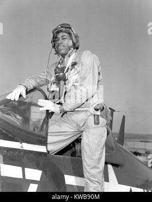 Afrikanische amerikanische Flieger der 1. Marine Flugzeugflügel in Korea steigt von seinem Corsair Jagdbomber. April 19, 1953. Koreakrieg, 1950-1953. (BSLOC 2014 11 208) Stockfoto