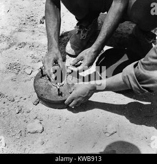 Zwei italienische Soldaten entwaffnen eine Landmine in der Achse besetzten Zone von Ägypten. 1942. 2. Weltkrieg. (BSLOC 2014 10 160) Stockfoto