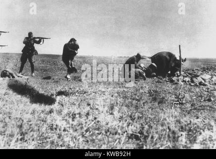 Deutsche Einsatzgruppen Ausführung Juden von Kiew in der Nähe von Iwangorod, Ukraine. Foto wurde durch eine postalische Arbeiter, war Mitglied der Polnischen Widerstand während des 2. Weltkriegs abgefangen. Einsatzgruppen der SS und der Gestapo. 1942. (BSLOC 2014 10 170) Stockfoto