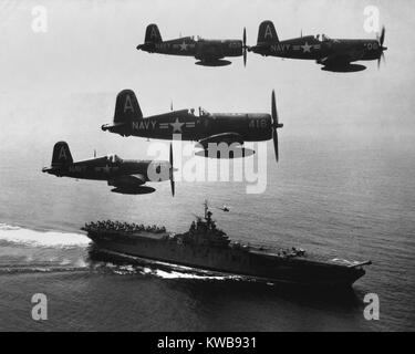 F4U's (korsaren) Rückkehr von einem Kampfeinsatz über Nordkorea auf die USS Boxer. Flugzeuge in den nächsten Streik über vom Carrier Flight Deck gestartet zu werden. Sept. 4, 1951. Koreakrieg. (BSLOC 2014 11 224) Stockfoto