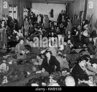 Frauen und Kinder in einer Menschenmenge Hütte 1943 Konzentrationslager Bergen-Belsen. Es war ein 'exchange Camp", wo jüdische Geiseln gehalten für deutsche Kriegsgefangene oder Bargeld zu tauschen. Foto wurde nach der Befreiung des Lagers durch britische und kanadische Truppen am 15. April 1945 berücksichtigt. Weltkrieg 2. (BSLOC 2014 10 176) Stockfoto