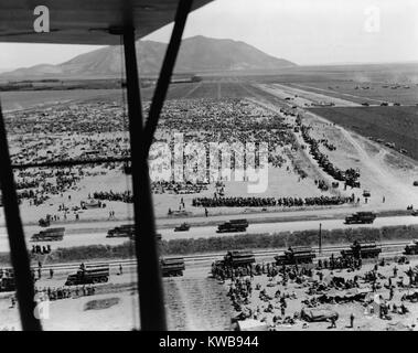 Deutsche Kriegsgefangenenlager westlich von Mateur, Tunesien. Im Hintergrund ist Hill 609 (Djebel Tahent), der Dreh- und Angelpunkt der deutschen Verteidigung in der letzten Schlacht für Nordafrika. 34. Der US-Armee Div. den Hügel 609 auf ihre Ehre nach dem Kasserine Pass Niederlage des Februar 1943 erlöst gefangen. Mai 9, 1943 während des Zweiten Weltkrieges 2. (BSLOC 2014 10 18) Stockfoto